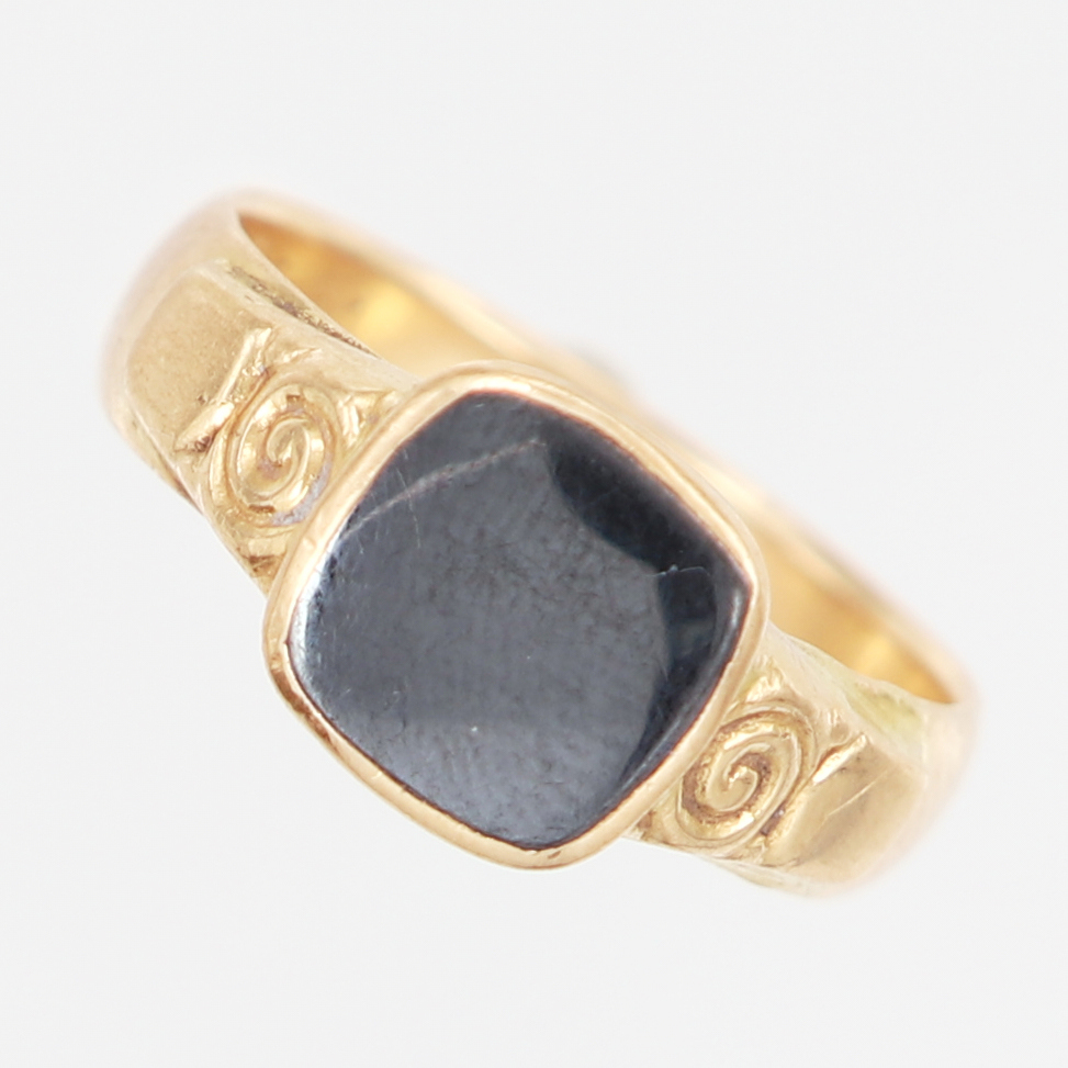 Klackring med Onyx stl:18¾, bredd: 4-9mm, gravyr, 18K