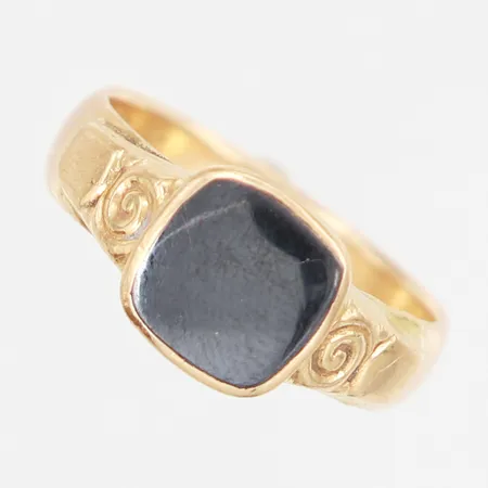 Klackring med Onyx stl:18¾, bredd: 4-9mm, gravyr, 18K