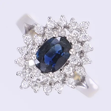 Ring med diamanter 30x ca 0,01ct samt blå sten troligen safir stl:16½, bredd 2-16mm, vitguld 14K Vikt: 4,7 g