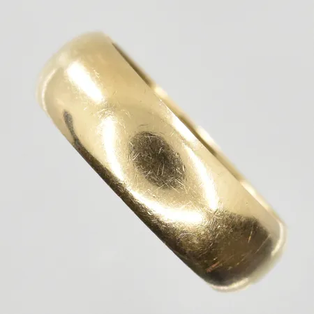 Ring stl 16, bredd 6 mm, 18K. Vikt: 4,3 g