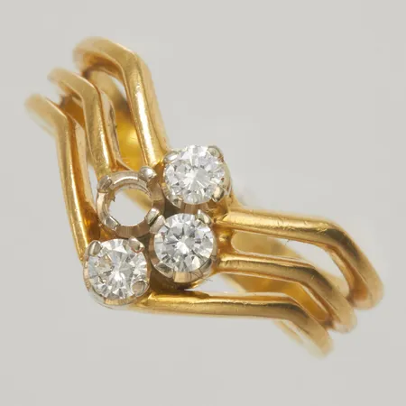 Ring med diamanter 3 x ca 0,08ct stl 17½, bredd 3,5-9,5mm, en diamant sitter löst, sten saknas, 18K Vikt: 6 g