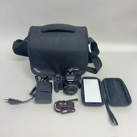 Kamera Eos M50, svart med objektiv Canon EF-M 22mm1:2, STM, batteri, laddare, mobil Led-Light med sladd i fodral, kameraväska, regnskydd, filter, nyskick, originalaskar. Kvitto från Scandinavian Photo 2021 Skickas med postpaket.