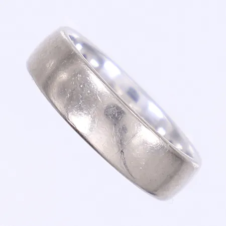 Ring slät Schalins stl: 18½, bredd 6mm, gravyr 18K Vikt: 8,8 g