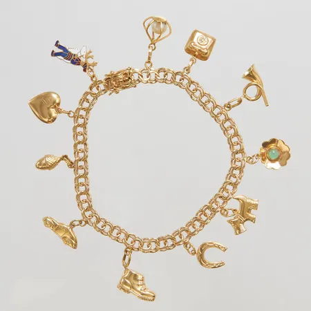 Armband Bismarck med elva integrerade berlocker längd 18cm, bredd 5,5-20mm, 18K Vikt: 17,8 g