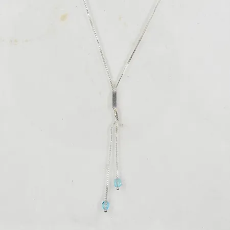 Collier med blå stenar längd 42½ cm, hängdel längd 6 cm, länkens bredd 1 mm, silver 925/1000. Vikt: 6,6 g