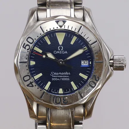 Damur Omega Seamaster, stål, quartz, 28mm, refnr 22858000, serienr 57867433, datum, stållänk, repig, extra länkbitar, trycktestad 2024, tag, box, ytterkartong.