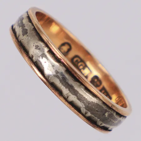 Ring med monel stl:19¾, bredd 4,9mm, gravyr, 18K Bruttovikt 4,1g