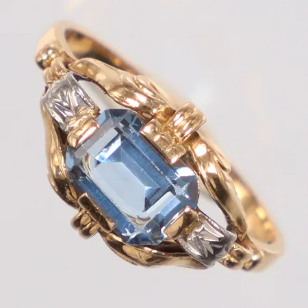 Ring stl17¼ med syntetisk blå spinell 18K Vikt: 2,9 g