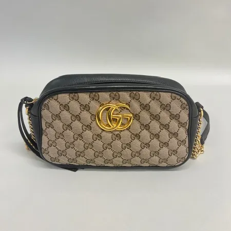 Väska Gucci GG Marmont 2 Gu-447632/HVKEG, quiltad canvas med monogramdekor, ytsmuts, 16x24x7cm, förgyllda detaljer, svart läder, innerficka, numrerad: 447632/213317, solkigt foder, fläckar, kvitto Gucci Stockholm 2020, inga tillbehör