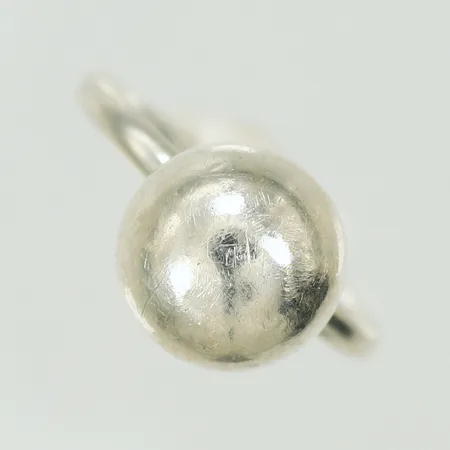 Ring med kula, stl 18¼, bredd 2,5-12mm, små bucklor på kulan, Silver 925/1000 Vikt: 4,9 g