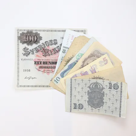 Sedlar Sverige, totalt 150kr varav 3 "10 kronor" från 1960/1975, 4 "5 kronor" från 1949,1959,1976,1952,1 "100kr" från 1958, defekt, vikta