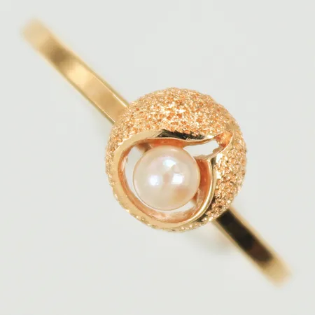Ring med pärla, Karl Laine Finland, stl 17, bredd 1,3-6,7mm, 14K  Vikt: 1,2 g