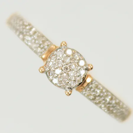 Ring med diamanter 55xca 0,005ct, stl 18¼, bredd 1,3-5mm GHA, 18K Vikt: 1,8 g