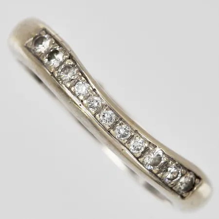 Ring med diamanter ca 2x0,3ct 4x0,02ct 5x0,01ct Garmland Guldsmed Inga 2007 stl: 16¾, bredd ca 3-4mm spricka i skena 18K Vikt: 4,2 g