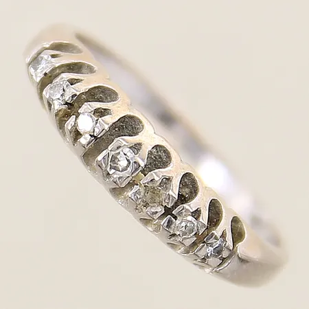 Ring med diamanter 6 x ca 0,01ct stl: 18¼, bredd 1,8-4,8mm, en diamant saknas, vitguld 18K Vikt: 5,1 g