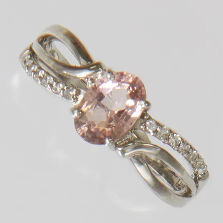 Ring med rosa turmalin ca.7x5mm samt diamanter, 14x 0,005ct, Ø17½, silver 925/1000 Vikt: 2,3 g