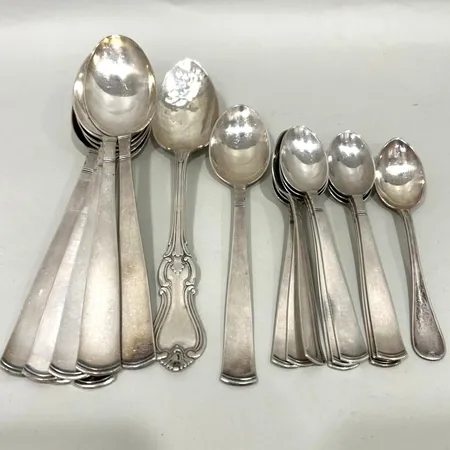 Diverse silverskedar olika modeller/storlekar bucklor silver 830/1000 Vikt: 515,5 g
