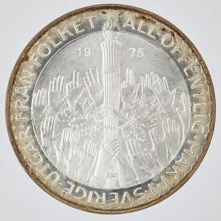 Minnesmynt All offentlig makt i Sverige utgår från folket 1975 Nominellt värde 50kronor Ø36mm slitage, 925/1000 silver Vikt: 27,2 g