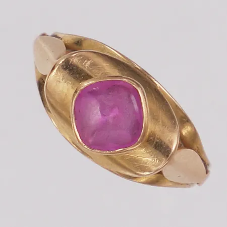 Ring med rosa sten stl:16½, bredd 2-9mm, Hoflings Guldsmedsverkstad år 1961 skev 14K Vikt: 2,3 g