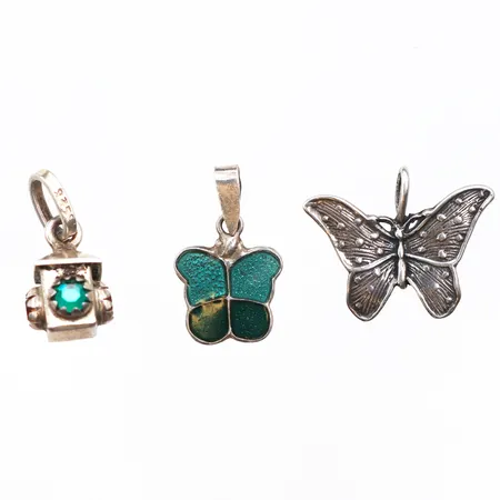3 hängen, längd 10-16,7mm, bredd 8-18,2mm, 830-925/1000 silver. Vikt: 2,9 g