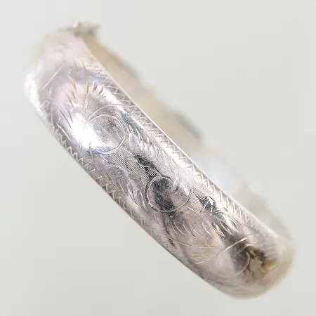Stelt armband med dekor Ø60mm bredd 15mm säkerhetskedja smärre buckla vid lås silver 925/1000 Vikt: 24,8 g