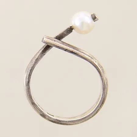Ring med imitationspärla defekt silver 830/1000 Vikt: 4,2 g
