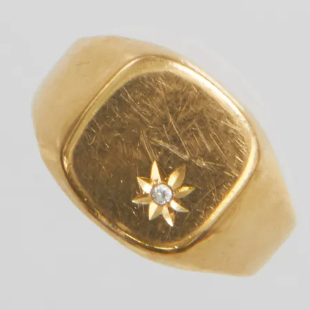 Klackring med vit sten, stl:18¼, bredd: 2,7-12mm, GHA, skev skena, något bucklig, 18K Vikt: 3,3 g