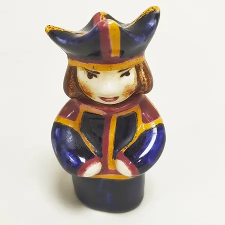 Figurin pojke Arabia, HP, höjd 7,7cm, bredd: 4,2cm, porslin, mindre färgbortfall.