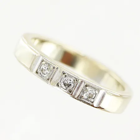 Ring vitguld med diamanter 3 x ca 0,03ct, stl:16¾, bredd 3,5mm, 14K  Vikt: 4,3 g