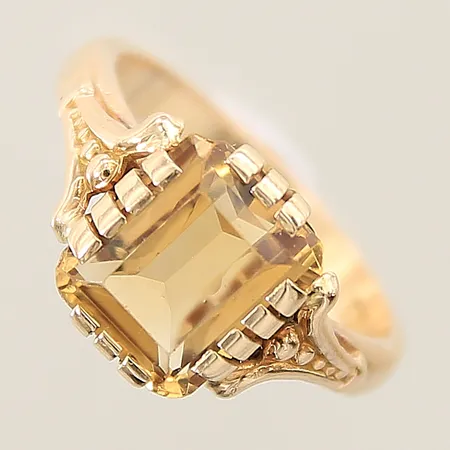 Ring med citirin stl:17, bredd 2,9-10,9mm, sten med slitage samt nagg 18K Vikt: 5,2 g