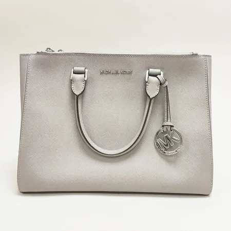 Väska Michael Kors Sutton medium, grå saffiano läder, ca 35x25x14cm, beslag i metall, axelremsband, mindre invändiga fläckar, inga övriga tillbehör. 