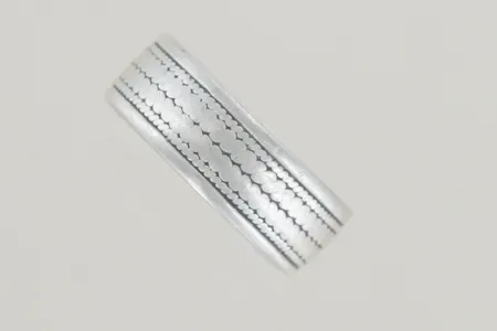 Ring stl:19½, bredd 8 mm, silver 925/1000 Vikt: 7,1 g