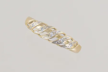 Ring med små diamanter stl:16 bredd 4 mm 18K  Vikt: 1 g
