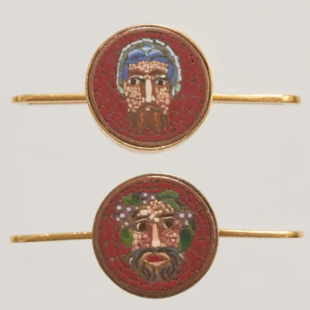 Frackknappar med mikromosaik, grekisk mytologi, troligen Dionysus och Poseidon, 20,5x10,5mm, Anders Gustaf Millberg, 1876, 18K Vikt: 3,2 g