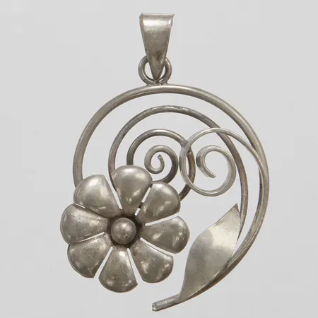 Hänge med blomma längd: 41mm, bredd: 27mm, svenska stämplar, 1948, silver 925/1000 Vikt: 5,2 g