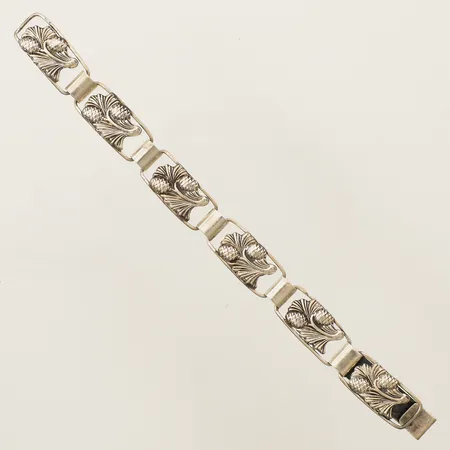 Armband med dekor av tallkottar, längd 16cm bredd 10,5mm, Ge-Kå-Smyckek G Kaplan år 1952 silver  Vikt: 10,2 g