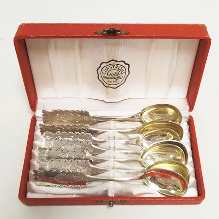 Sju skedar med same motiv, 12cm, delvis förgylld, silver 830/1000 Vikt: 84,4 g