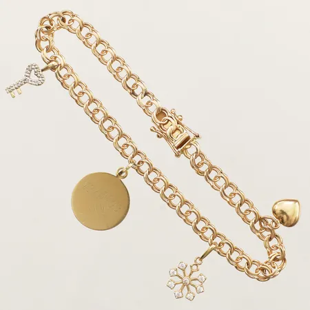 Armband Bismarck med fyra berlocker, längd 17cm, bredd 4,5mm, vita stenar samt gravyr, GHA 18K Vikt: 8,7 g