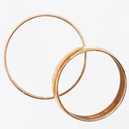 Ringar släta, stl:20 och stl:18, bredd 4,9-5,8mm, gravyrer, 18K. Vikt: 6,8 g