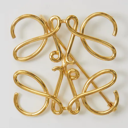 Brosch Loewe "Anagram brooch" 52x50mm, guldfärgad metall, mässing, certifikat, ref: 111.25.020, kvitto daterat april-2024, ny pris 3800kr, dustbag, box.