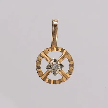 Hänge med 8/8-slipad diamant ca 0,01ct, längd 13,6mm bredd 7,9mm. 18K Vikt: 0,4 g