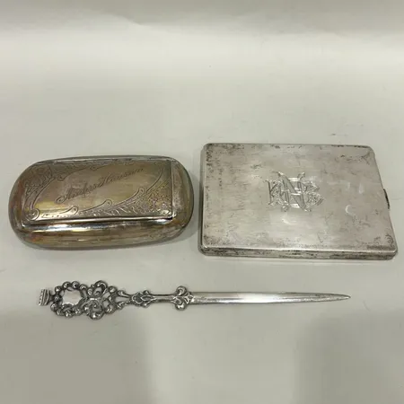 Diverse silverföremål bucklor gravyrer silver 830-835/1000 Vikt: 258,5 g