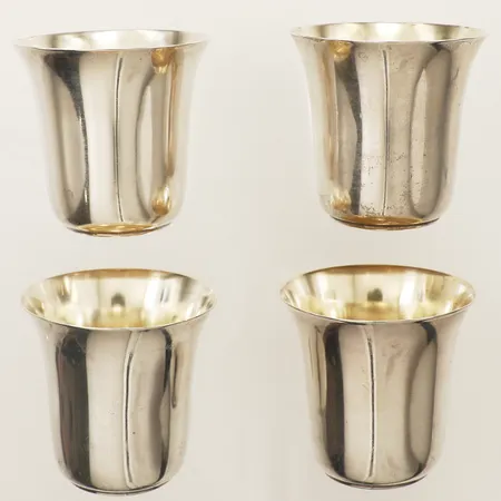 Fyra supkoppar med förgylld insida, höjd 5cm Ø51mm silver 830/1000 Vikt: 102,7 g