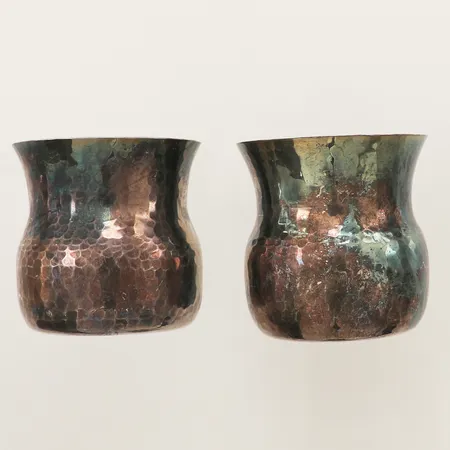 Två supkoppar med hamrad dekor, höjd 52+50mm Ø52+50mm Erik Löfman Markströms Guldsmeds Ab K G Uppsala silver 830/1000 Vikt: 112,7 g