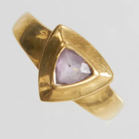 Ring med lila sten, stl:16½, bredd: 2-10mm, personlig gravyr, 18K Vikt: 2,9 g