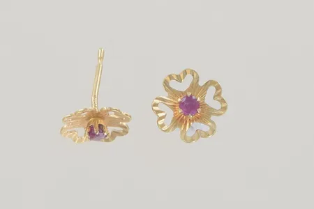 Ett par örhängen med sten bredd 8 mm,ploppar saknas/ojämn stift 18K   Vikt: 0,6 g
