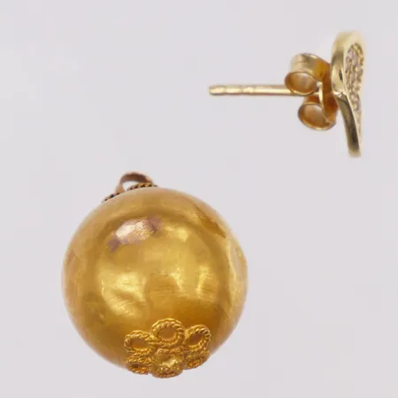 Diverse guld defekta stenar 18K  Vikt: 2,2 g
