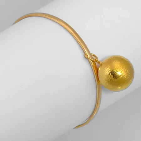Armring i 18K guld, ej öppningsbar, Guldsmed Rolf Nilsson (OWN), Kristianstad, svensk kontrollstämpel, inre omkrets 19,5 cm, bredd 3 mm, ej helt jämn i formen. Hängande Klot i 18K guld, borstad modell, diameter 18 mm, Guld Carlsén Ab (CCC) Vikt: 17 g