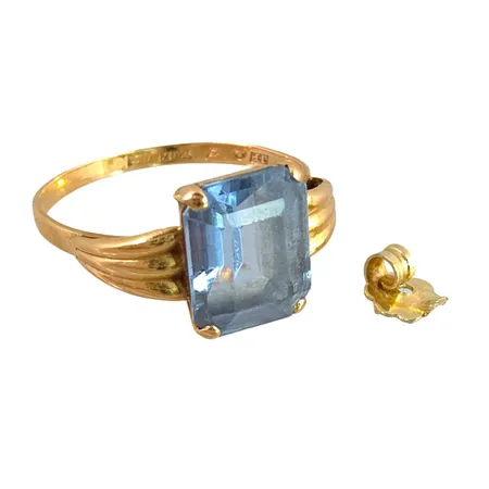 Ring i 18K guld, slitage, bruttovikt 2,4g + Plopp i 14K guld, defekt, vikt 0,1g