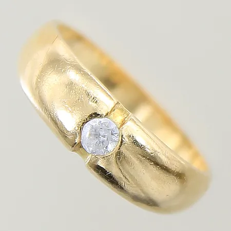 Ring med vit sten stl:17¾ bredd 2,7mm repig 18K Vikt: 3,4 g